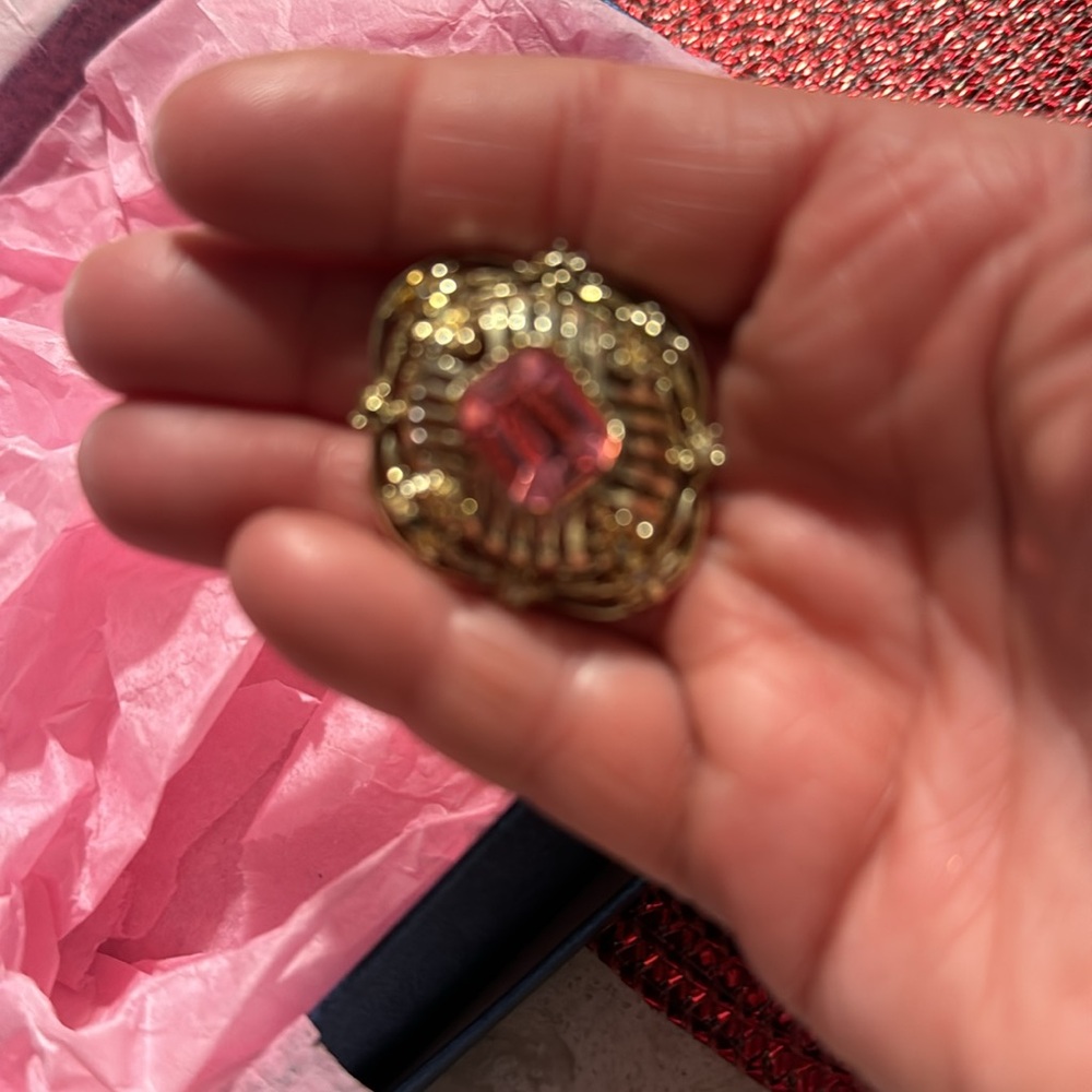 A small pink brooch pin - Picture 4 of 4